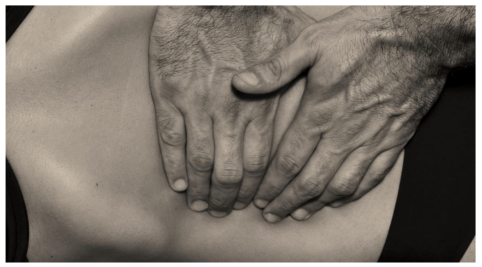 fotografía de maniobra de la técnica de Osteopatía Visceral